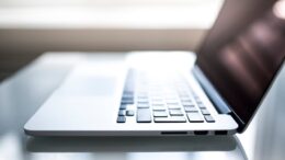 Weboldal készítés online laptopról