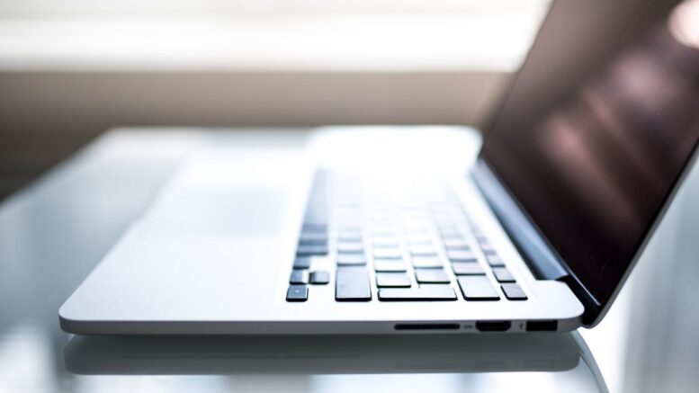 Weboldal készítés online laptopról